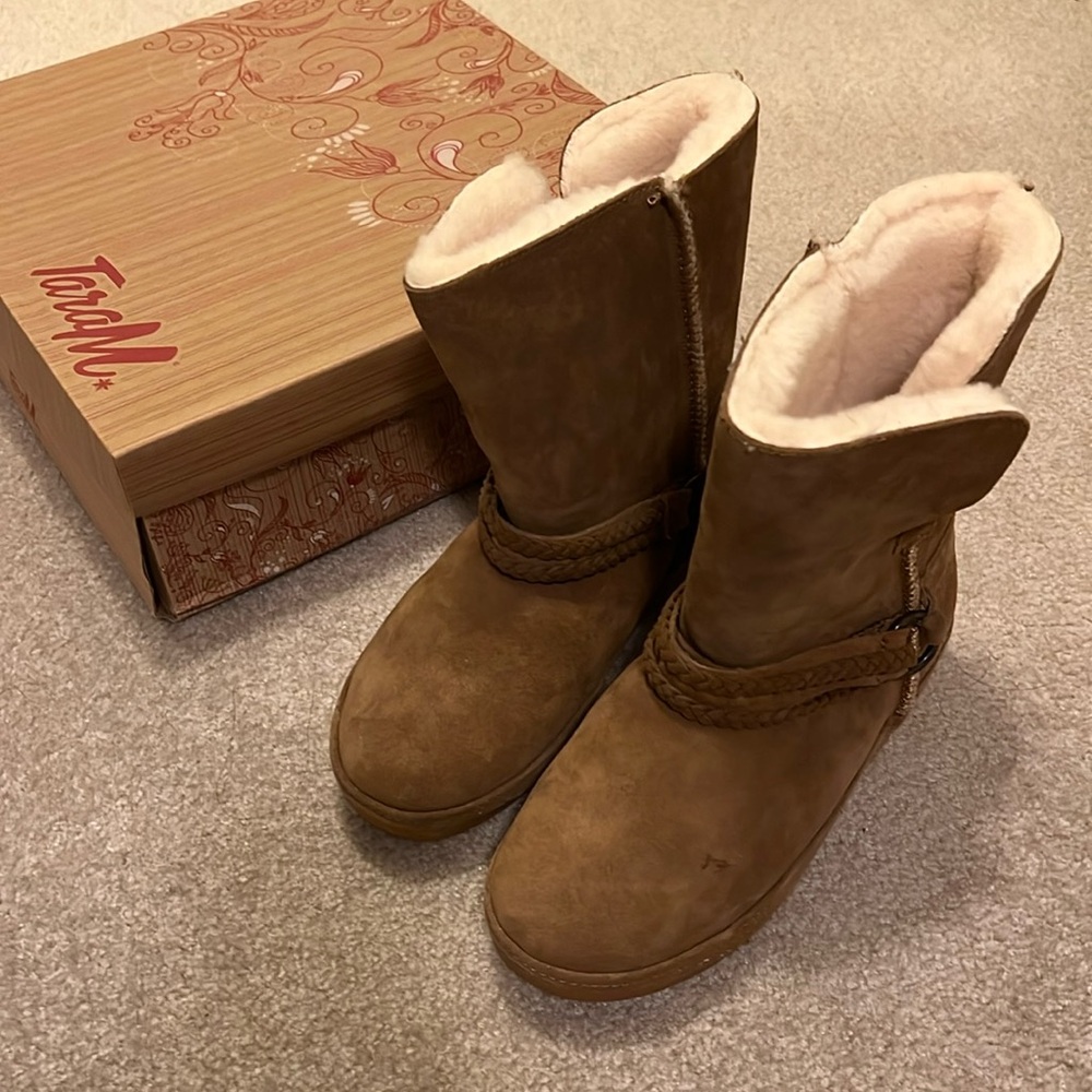 New Tara M genuine sheepskin boots size 7 (may fit 6 or 6.5)